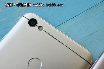 ▲左:魅蓝6/右:红米Note5A