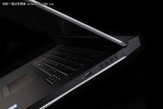 Alienware 15右侧只有一个USB 3.0接口。