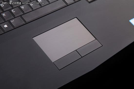 Alienware的触控板,左右键足够宽大。