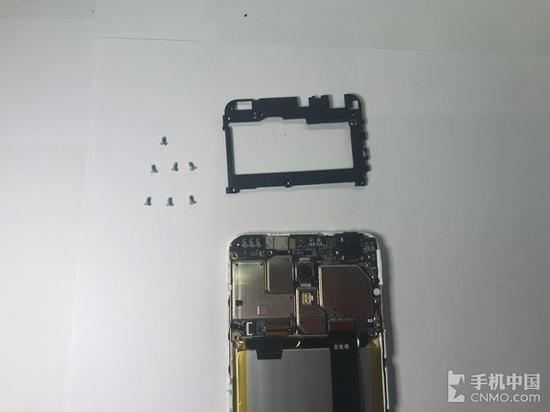 魅蓝6的主板罩共用七颗螺丝固定