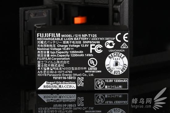 富士GFX50s采用了一块型号为NP-T125锂电池