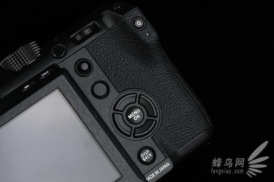 富士GFX50s的背部按键以及握持区宽大的蒙皮工艺