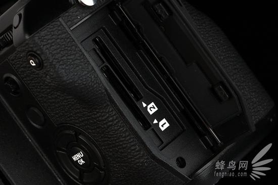 富士GFX50s采用双SD存储卡卡槽设计