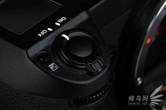 富士GFX50s的快门按键、电源开关拨杆、曝光补偿调节键以及参数设置拨轮