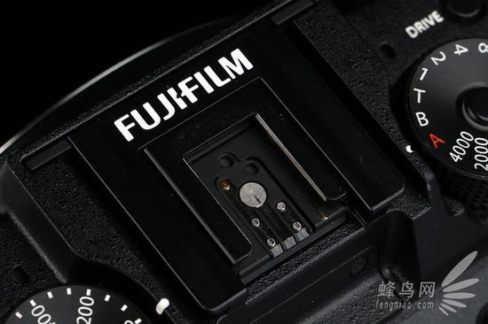 富士GFX50s机身顶部的热靴接口,本次评测我们接驳的是电子取景器