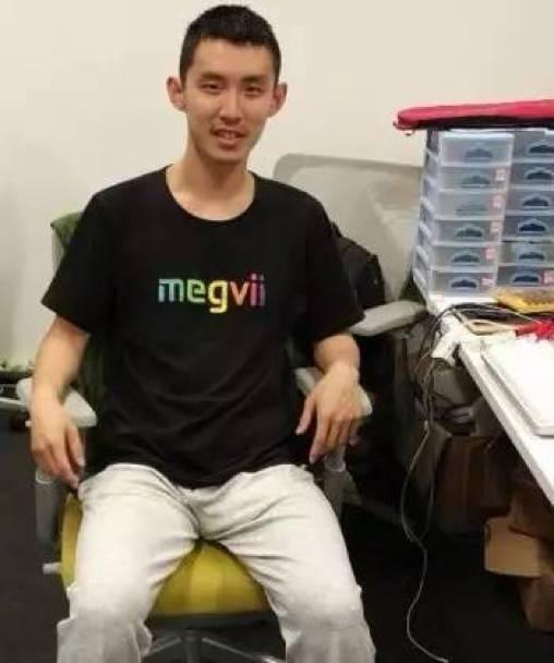 在旷视科技办公室,范浩强穿着公司logo衫。图片来源于网络