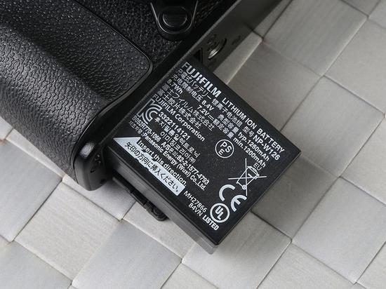 富士X-E3依旧采用NP-W126型号的锂电池
