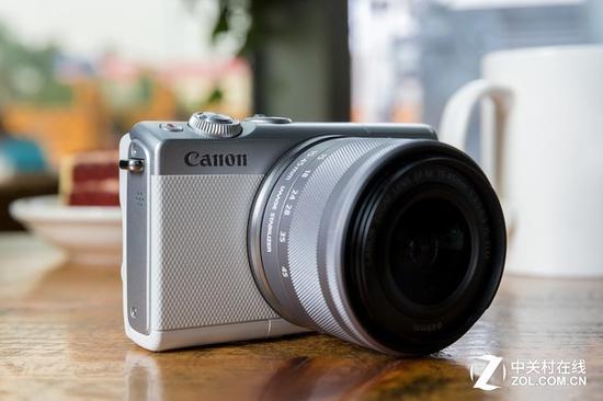 佳能EOS M100的机顶线条相较于之前的产品要更加圆润