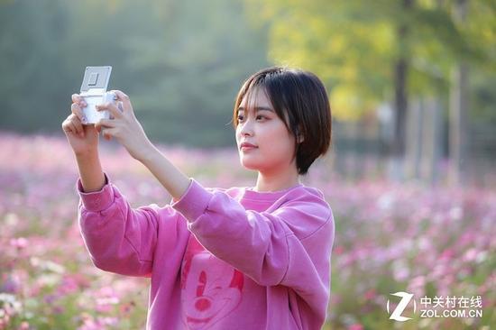 女性用户往往比较看重自拍功能,这一点佳能EOS M100可以轻松胜任