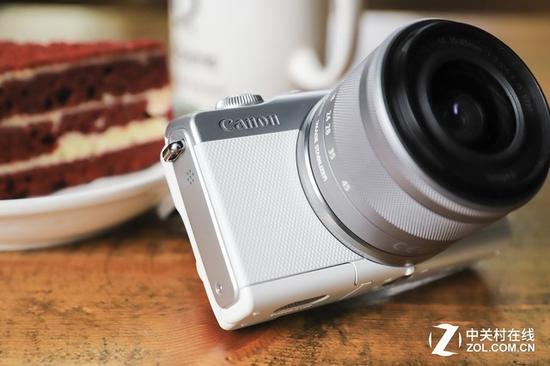 EOS M100的机身采用大面积的磨砂材质,防止握持时滑落