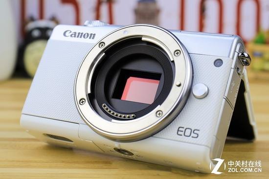 佳能EOS M100配备了约2420万有效像素的APS-C画幅CMOS