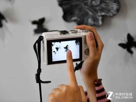 佳能EOS M3具有触控屏