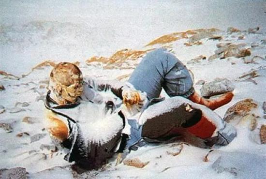 每年都会有登珠峰的人意外死去。图源:Mpora