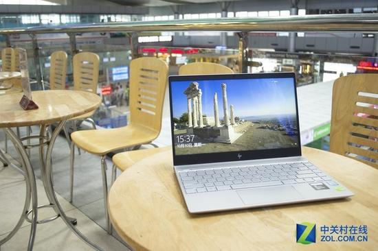 在圆桌上使用Envy 13
