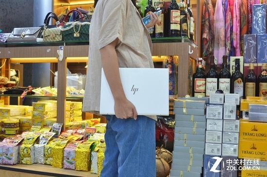 惠普Envy 13机身轻便方便携带