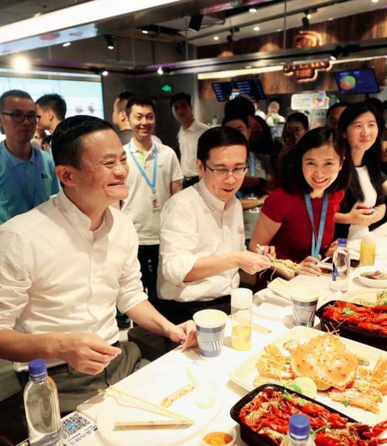 7月4日,阿里两大巨头联袂来到盒马上海金桥店,盒马“认祖归宗”。图片来源:IC
