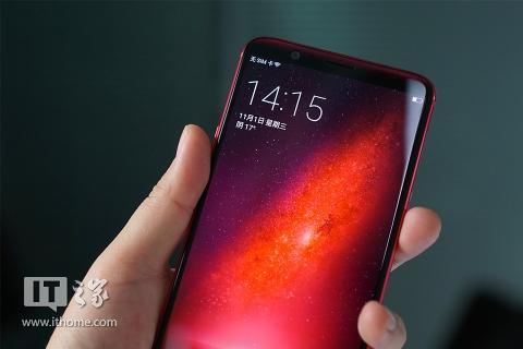 后置镜头为2000万+1600万像素直选双摄,采用了双F/1.7大光圈,能够根据环境光线智能切换主镜头。
