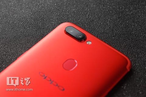 核心处理器方面,OPPO R11s依旧配备了骁龙660八核心处理器,主频为2.2GHz,搭配4GB+64GB存储规格。