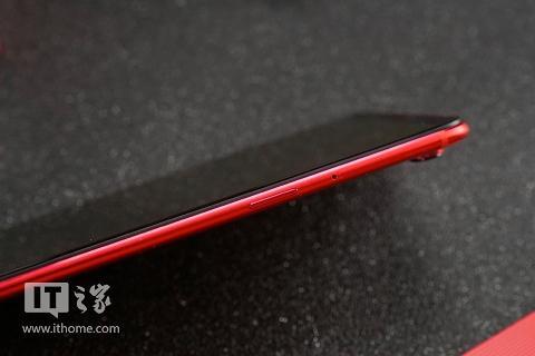 卡槽依旧是主卡为Nano SIM,副卡为SIM卡或SD卡二选一。