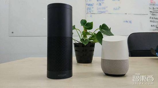 (左为亚马逊Echo,右为Google Home)