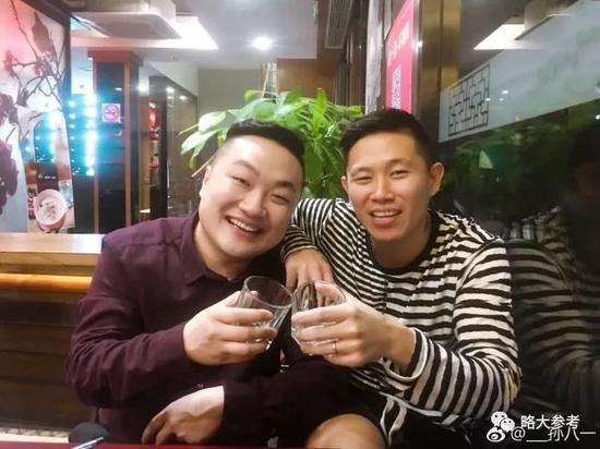 图:孙八一和欧阳靖一起喝酒