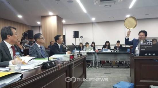 韩政府一直将游戏作为国家重要产业,近期有议员高举“吃鸡”里的平底锅支持游戏产业