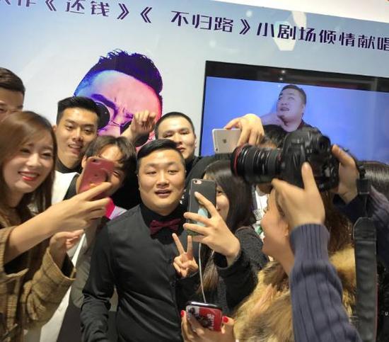 图:孙八一被粉丝围绕