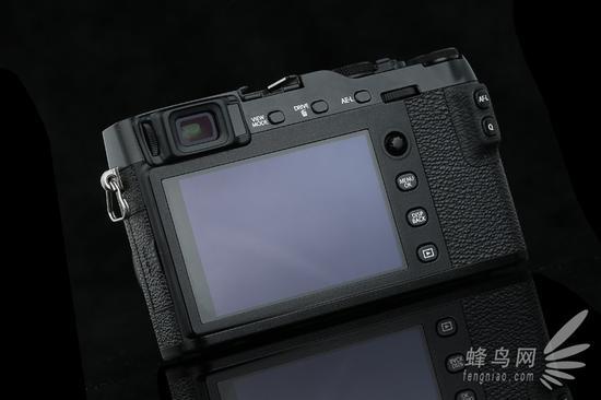 富士X-E3背部采用了一块3.0英寸104万像素支持触摸的液晶屏