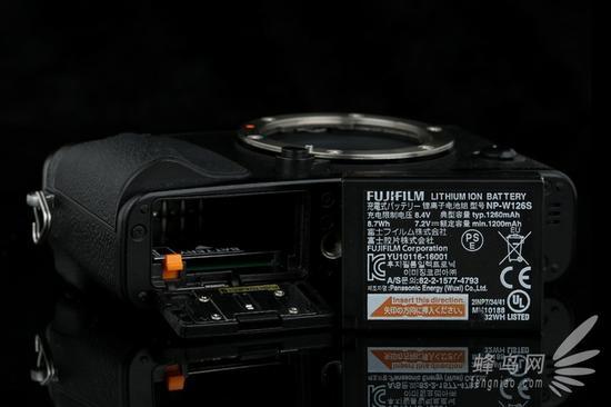 富士X-E3采用了一块容量为1200毫安时的电池(NP-W126S)
