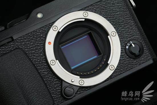 富士X-E3采用了APS-C画幅的CMOS传感器