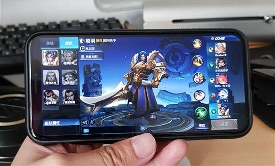 iPhone X体验王者荣耀时两侧的黑边十分明显