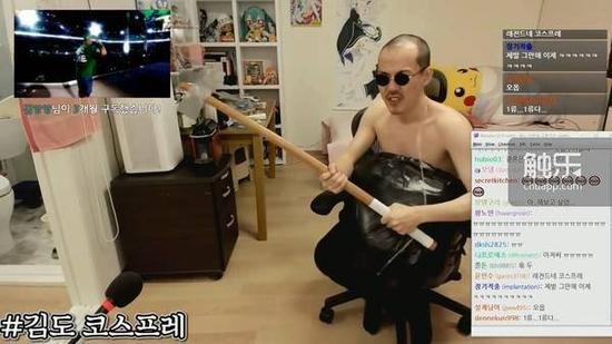 在历经波折后,Kim Doe开始扮演游戏中的角色,这或许能为他带来好运?