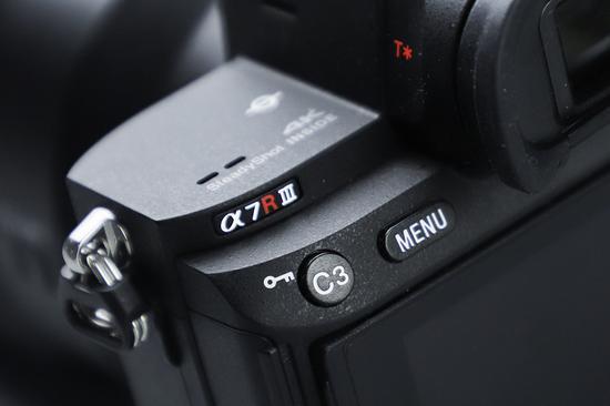 索尼全画幅微单A7RM3型号标识