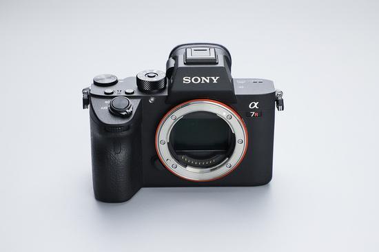 索尼全画幅微单A7RM3