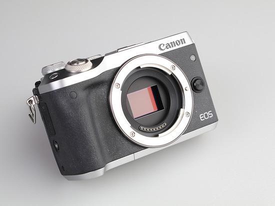 佳能EOS M6使用的CMOS则对应等效1.6倍焦距