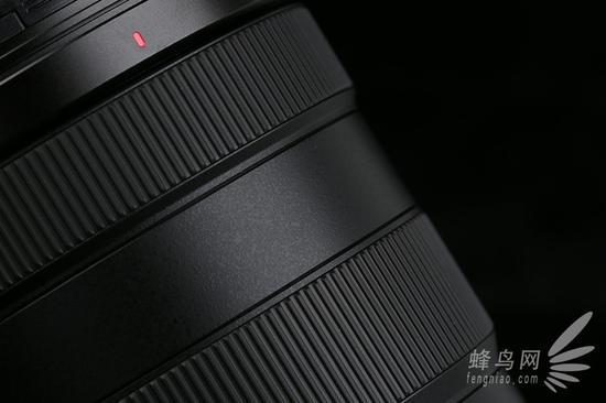 索尼SEL24105G的对焦环以及变焦环