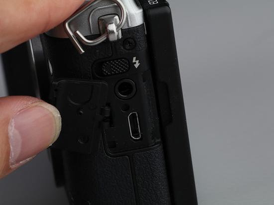 佳能EOS M6左侧数据接口