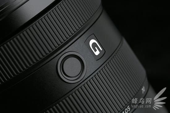 索尼SEL24105G侧面的G标识和对焦锁定按钮