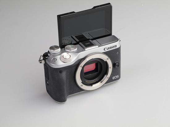 佳能EOS M6显示屏支持向上180度翻转