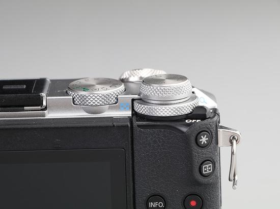 佳能EOS M6的拨轮和曝光补偿调节放在了一起