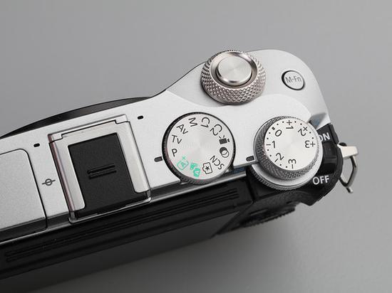 佳能EOS M6的机顶右侧