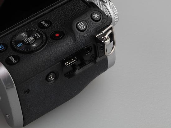 佳能EOS M6右侧数据接口