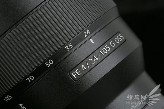 索尼SEL24105G镜身正面的型号采用了激光阳文雕刻