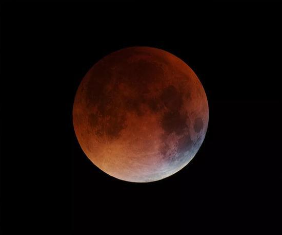 2015年9月27日,Skywatcher 的Giuseppe Petricca于食既前约两分钟,在意大利的比萨拍摄了这张超级月亮的月全食照片。Credit: Giuseppe Petricca