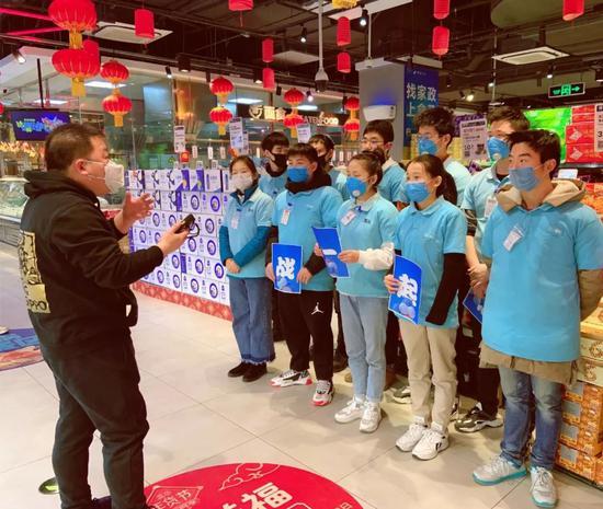 盒马北京红莲店云海肴员工接受上岗前培训。