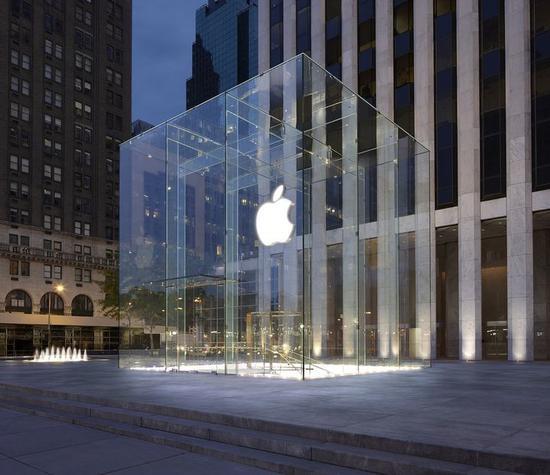 ▲上图为2006 年第五大道Apple Store,下图为翻新后