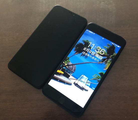 ▲ 左为 iPhone X Lite 机模。图片来自:麦克叉