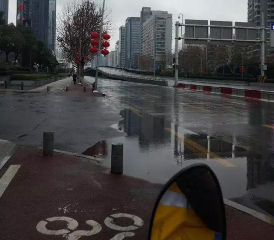 干干净净的大街。疫情中心的武汉,春节的武汉,雨中的武汉。很安静。(摄于1月26日)