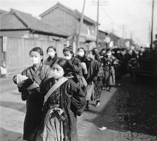 1920年西班牙流感传播到日本,日本女学生戴着口罩以防流感暴发