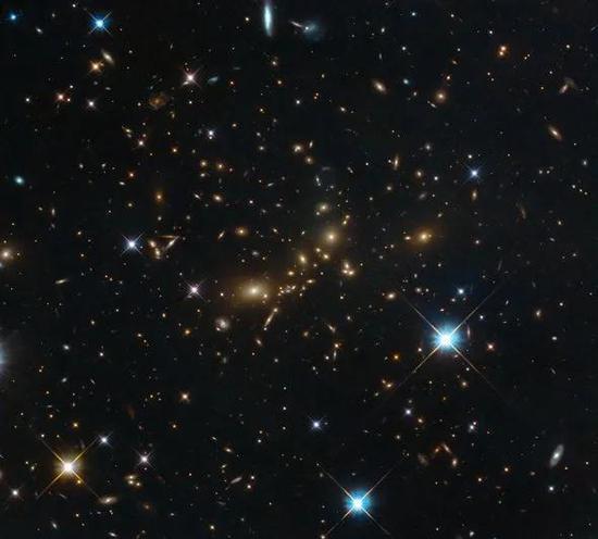图片来源:ESA/Hubble, NASA and RELICS